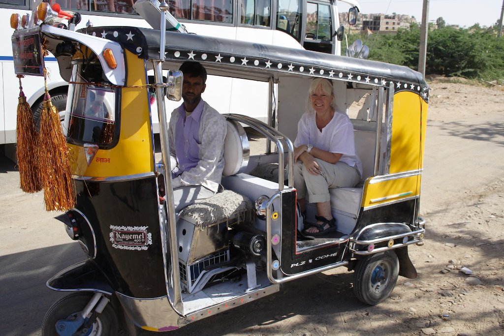 24-Marjolijn in auto-rickshaw in front of hotel.jpg - Marjolijn in auto-rickshaw in front of hotel